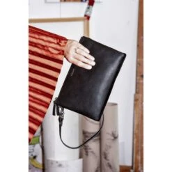 LouLou Essentiels Robuste Crossbody Clutch Black -Fjallraven Tassen Verkoopwinkel 04clutchm147s 001 8720143393389 loulou essentiels 6