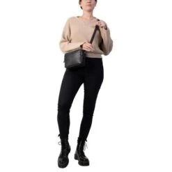 Cowboysbag X Bobbie Bodt Bag Bobbie Schoudertas Snake Black And White -Fjallraven Tassen Verkoopwinkel bag bobbie3057 1 000106 crocoblack 2