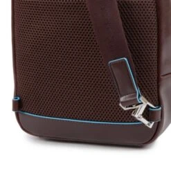 Piquadro Blue Square Mono Sling IPad Pro 9.7"/ IPad 11" Mahogany Brown -Fjallraven Tassen Verkoopwinkel ca4827b2 n dett2 1