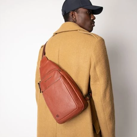 Piquadro Black Square Mono Sling IPad Pro 9.7"/ IPad 11" Tobacco Leather 6 Piquadro Black Square Mono Sling IPad Pro 9.7"/ IPad 11" Tobacco Leather - Afbeelding 4