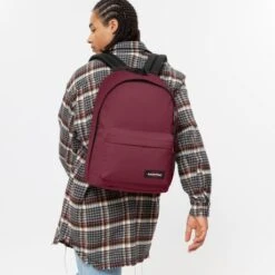 Eastpak Out Of Office Rugzak Bushy Burgundy -Fjallraven Tassen Verkoopwinkel ek000767 2a9 alt004 uc214998 mhigh
