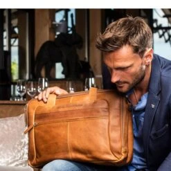 Chesterfield Ryan Laptop Schoudertas Large 17" Cognac -Fjallraven Tassen Verkoopwinkel leren laptoptas cognac ryan 1 1