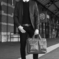 Chesterfield Dylan Laptop Schoudertas 17" Black -Fjallraven Tassen Verkoopwinkel leren laptoptas zwart dylan 1