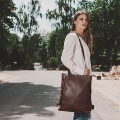 Chesterfield Chelsea Rugzak / Schouder Shopper 14" Brown -Fjallraven Tassen Verkoopwinkel leren rugzak bruin chelsea 1