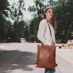 Chesterfield Chelsea Rugzak / Schouder Shopper 14" Cognac -Fjallraven Tassen Verkoopwinkel leren rugzak cognac chelsea 1