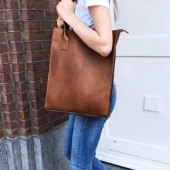 DSTRCT Riverside Shopper A4 12" Cognac 12 DSTRCT Riverside Shopper A4 12" Cognac -Fjallraven Tassen Verkoopwinkel model